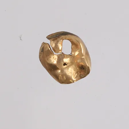 Skrotgull, 18K.  Vekt: 1,8 g Kontakt Lånekontoret for frakt