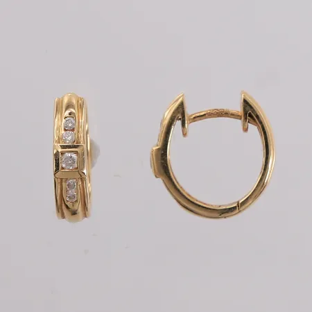 Ett par øreringer med diamanter 2x ca 0,03ct og 8x ca 0,01ct, en slitt låsemekanisme, 14K gull.  Vekt: 3 g Kontakt Lånekontoret for frakt
