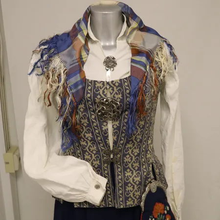 Trønderbunad str. M med skjorte, må renses, underskjørt, sjal, veske, 1 par mansjettknapper, 1 stor sølje, 1 liten sølje, 1 par dobber, hel lengde 140cm, skjørtelengde 99 cm, livvidde 79cm