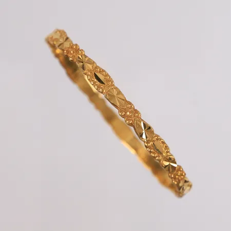 Armring, ø60mm, bredde 4,5- 5,5mm, 22K (tilsynelatende ustemplet) Vekt: 13,9 g Kontakt Lånekontoret for frakt