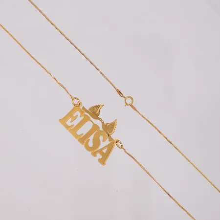 Halssmykke med navn "Elisa", lengde 48cm, bredde 0,8- 23,3mm, 21K (OBS! Navneteksten er 18K), bruttovekt 3,9g Vekt: 0 g Kontakt Lånekontoret for frakt