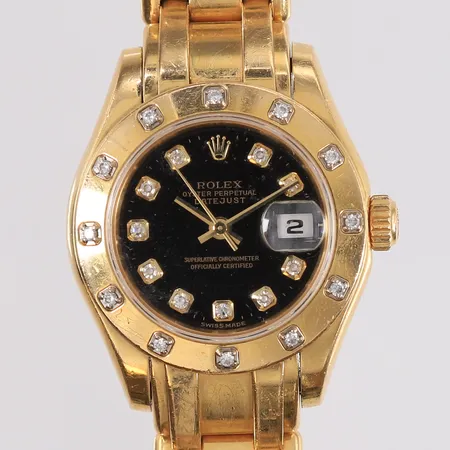 Armbåndsur Rolex Pearlmaster 18K, ref 80318, snr A626409, boettnr 2078, cal 2235, verknr O 132641, lenke i 18K gull, automat, dato, urskive med diamanter, sertifikat Bjerke år 1999, trenger service, sliten eske.  Kontakt Lånekontoret for frakt