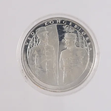 Sølvmynt "Norge i krig 1940-1945", ø39mm, 999/1000 sølv.  Vekt: 19,9 g Kontakt Lånekontoret for frakt