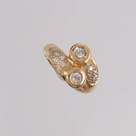 Ring med diamanter (2 x ca. 0,10ct og 8 x ca. 0,02ct), ø15,5mm, bredde 2,4- 12,2mm, noe slitasje, 14K, bruttovekt 3,6g Vekt: 0 g Kontakt Lånekontoret for frakt