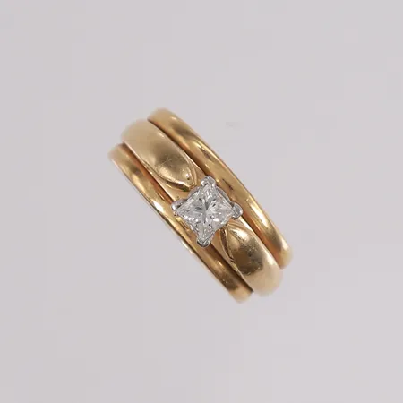Ring med én stk. radiantslipt diamant (0,45ct iht. gravering), to-farget, ø17,2mm, bredde 6,5mm, klørne er skjeve og stenen er noe forskjøvet, 14K, bruttovekt 7,3g Vekt: 0 g Kontakt Lånekontoret for frakt