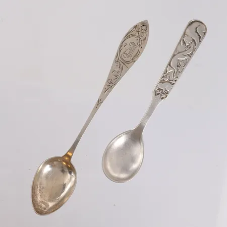 To kaffeskjeer, forskjellige modeller, en bulkete, 830/1000 sølv.  Vekt: 25,2 g Kontakt Lånekontoret for frakt