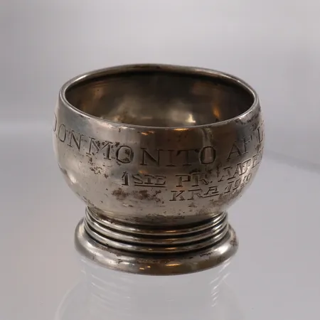 Liten pokal, høyde ca 35mm, personlig gravert, David Andersen, 830/1000 sølv.  Kontakt Lånekontoret for frakt