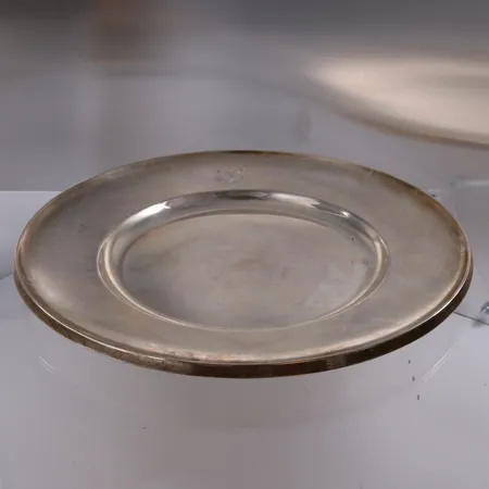 Sølvfat, ca ø27,5cm, David Andersen, gravert, 830/1000 sølv.  Vekt: 478,2 g Kontakt Lånekontoret for frakt