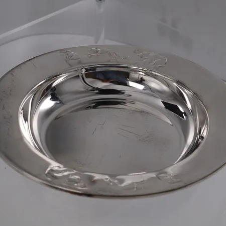 Barnetallerken, ø16,50cm, høyde ca 2cm, David Andersen, 830/1000 sølv.  Vekt: 129,3 g Kontakt Lånekontoret for frakt