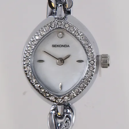 Armbåndsur og armbånd fra Sekonda, hvittmetall, eske.  Kontakt Lånekontoret for frakt