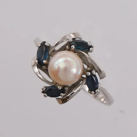 Ring med perle og sannsynligvis safirer, ø17,50mm, bredde ca 2mm, 14K hvitt gull.  Vekt: 2,9 g Kontakt Lånekontoret for frakt