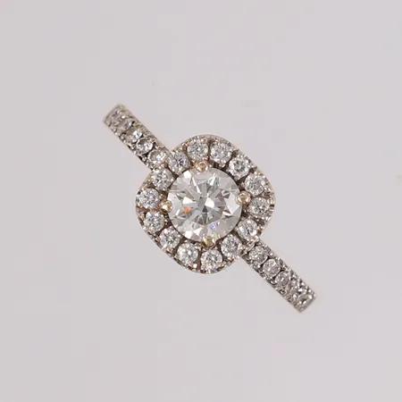 Ring med diamanter (1 x ca. 0,65ct og 30 x ca. 0,02ct), ø17,2mm, bredde 2- 9,2mm, hvitt gull, 18K, bruttovekt 4,4g Vekt: 0 g Kontakt Lånekontoret for frakt