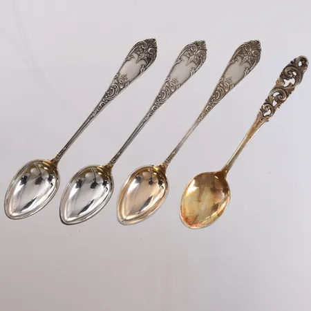 4 kaffeskjeer, en førgylld, 830/1000 sølv.  Vekt: 53,1 g Kontakt Lånekontoret for frakt