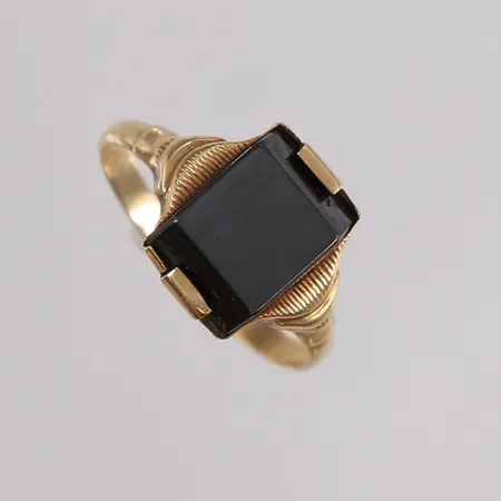Ring med sort sten, ø17,75mm, bredde ca 2mm, sten sitter noe løst, 14K.  Vekt: 3 g Kontakt Lånekontoret for frakt