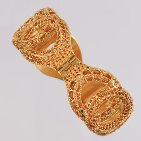 Armring, 63x60mm, bredde 10,8- 25mm, 21K Vekt: 41,5 g Kontakt Lånekontoret for frakt