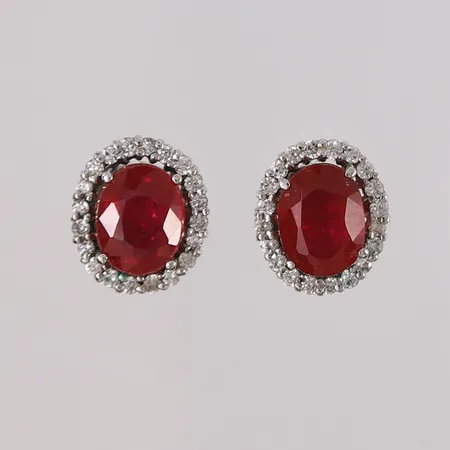 Ring med diamanter (40 x ca. 0,01ct) og to fiolette safirer, hvitt gull, 14K, bruttovekt 5,4g Vekt: 0 g Kontakt Lånekontoret for frakt