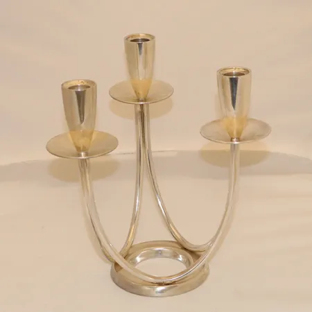 Lysestake, tre-armet, høyde ca 23cm, David Andersen, 925/1000 sterlingsølv. Vekt: 646,4 g Kontakt Lånekontoret for frakt