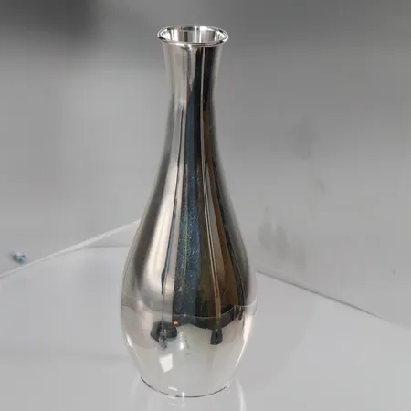Vase, høyde ca 17cm, David Andersen, 830/1000 sølv.  Vekt: 144,4 g Kontakt Lånekontoret for frakt