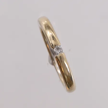 Ring med diamant 1x ca 0,04ct, ø16mm, bredde ca 3mm, 18K gull.  Vekt: 4,6 g Kontakt Lånekontoret for frakt
