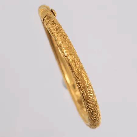 Armring, ø57mm, bredde 6,5mm, kan åpnes, skev, 23K.  Vekt: 22,8 g Kontakt Lånekontoret for frakt