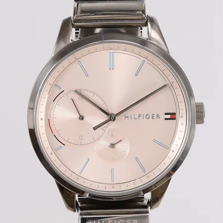 Armbåndsur Tommy Hilfiger, modell TH 364.3.14.2566, quartz, trenger batteribytte, eske.  Kontakt Lånekontoret for frakt