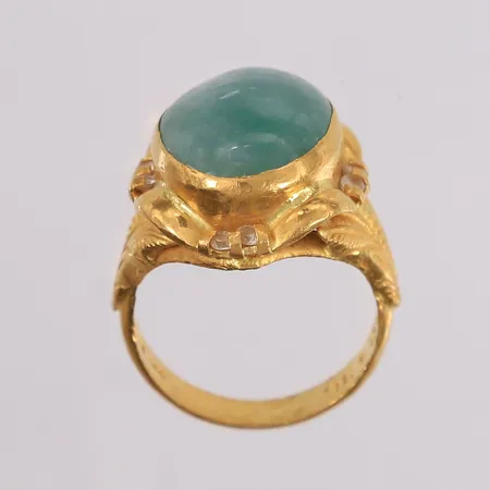 Ring med grønn og klare stener, ø18,50mm, bredde 4mm, 23K.  Vekt: 14 g Kontakt Lånekontoret for frakt