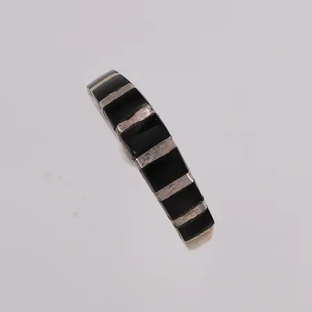 Ring med sorte stener, ø18mm, bredde ca 2mm, 925/1000 sølv. Vekt: 2,2 g Kontakt Lånekontoret for frakt