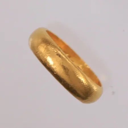 Ring, ø16,50mm, bredde 5mm, gravert, 23K. Vekt: 7,5 g Kontakt Lånekontoret for frakt