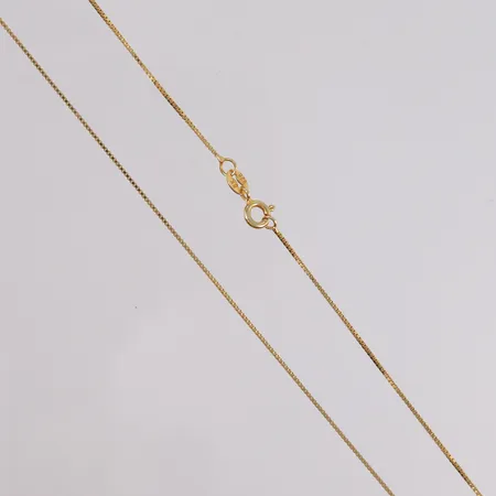 Halskjede, lengde ca 42cm, bredde ca 1mm, førgylld, 925/1000 sølv. Vekt: 1,8 g Kontakt Lånekontoret for frakt