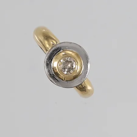 Ring med én stk. diamant (0,25ct iht. gravering), to-farget, ø17,1mm, bredde 2,9- 10,7mm, 14K, bruttovekt 5,2g Vekt: 0 g Kontakt Lånekontoret for frakt