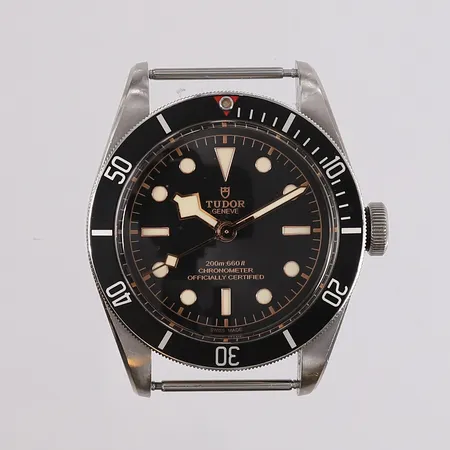 Herreur Tudor Black Bay, ref 79230N, snr I648942, natoreim og lærreim med viklås, sertifikat Bjerke år 2017, papirer, kvittering, boks og yttereske.   Kontakt Lånekontoret for frakt