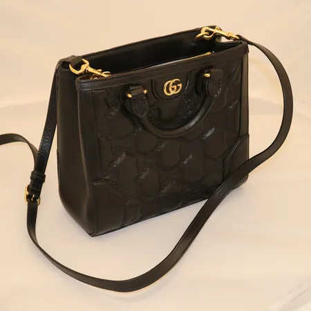 Håndveske Gucci Matelassé Mini Top Handle Bag, modellnr 728309UM8HG1046, serienummer 728309 - 525040, to skulderreim, kvittering Gucci Oslo år 2023, dustbag og skadet kartong.  Vekt: 0 g Kontakt Lånekontoret for frakt