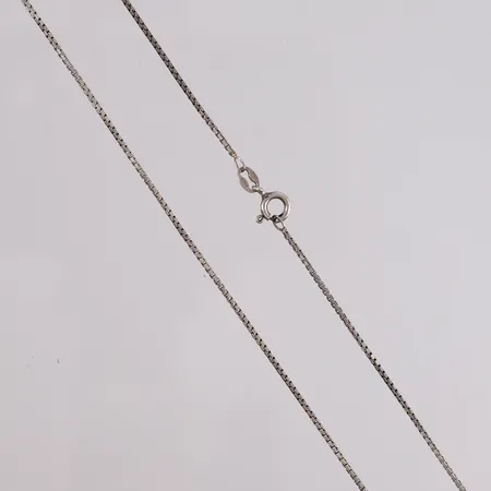 Halskjede , lengde ca 41cm, bredde ca 1mm, 835/1000 sølv.  Vekt: 3,1 g Kontakt Lånekontoret for frakt