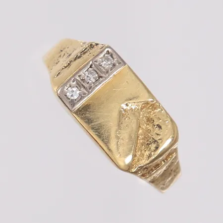 Ring med diamanter (3 x ca. 0,01ct), ø19,4mm, bredde 2,1- 8,7mm, 14K, bruttovekt 3,3g Vekt: 0 g Kontakt Lånekontoret for frakt