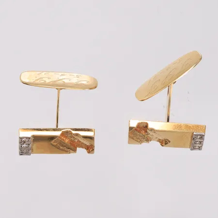 Ett par mansjettknapper med diamanter (6 x ca. 0,01ct), 18x10mm, graverte, 14K, bruttovekt 7g Vekt: 0 g Kontakt Lånekontoret for frakt
