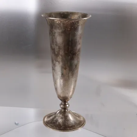 Vas, høyde ca 22cm, personlig gravert, 830/1000 sølv.  Kontakt Lånekontoret for frakt
