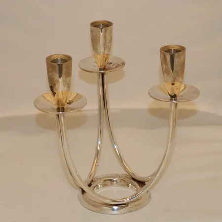 Lysestake, tre-armet, høyde ca 23cm, David Andersen, 925/1000 sterlingsølv. Vekt: 602,6 g Kontakt Lånekontoret for frakt