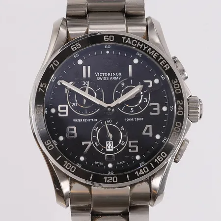 Armbåndsur Victorinox Swiss Army Chrono Classic, ref 241443, snr 150520534, ø45mm, stål, quartz, dato, safirglass, trenger batteribyte, sertifikat ikke fylt ut, forsikringsbevis, papir, boks og yttereske.  Kontakt Lånekontoret for frakt