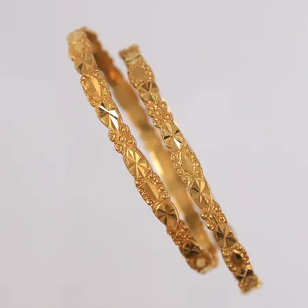 2 armringer, ø60mm, bredde 4,5- 5,5mm, 22K (tilsynelatende ustemplet) Vekt: 28,3 g Kontakt Lånekontoret for frakt