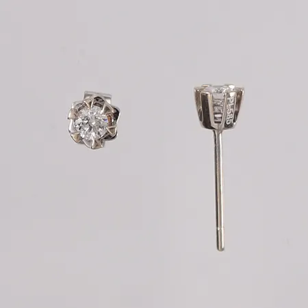Øredobber med diamanter, 2x ca 0,10ct, lengde ca 14mm, 14K. Én stopper mangler.  Vekt: 0,9 g Kontakt Lånekontoret for frakt