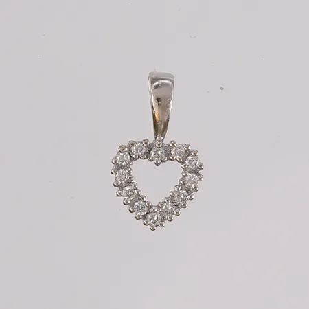 Anheng hjerte med diamanter (12 x ca. 0,01ct), Thune, 15x9mm, hvitt gull, 14K, bruttovekt 0,7g Vekt: 0 g Kontakt Lånekontoret for frakt