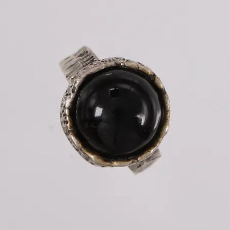 Ring med sort sten, ø17mm, bredde 4mm, 835/1000 sølv.  Vekt: 7,4 g Kontakt Lånekontoret for frakt