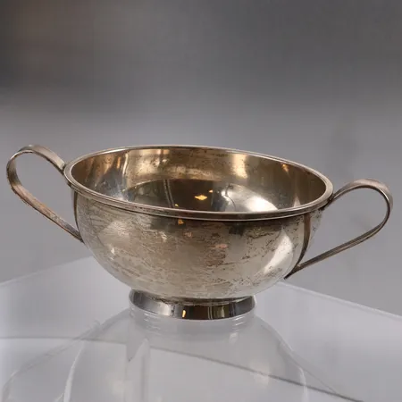 Sølvkopp med håndtak, høyde ca 4,5cm, ø10cm, 830/1000 sølv.  Kontakt Lånekontoret for frakt