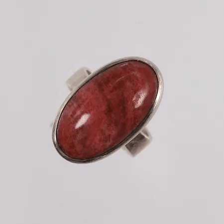 Ring med rød sten, ø17mm, bredde 7mm, 925/1000 sølv.  Vekt: 10,1 g Kontakt Lånekontoret for frakt