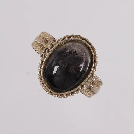 Ring med sort sten, ø17,5mm, bredde 3mm, 925/1000 sølv.  Vekt: 4,3 g Kontakt Lånekontoret for frakt
