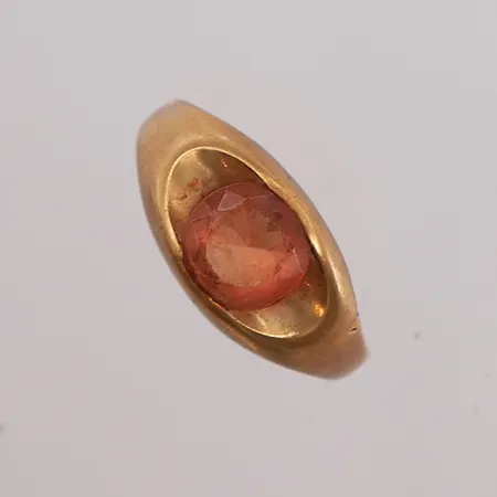Ring med orange sten, ø17,25mm, 14K gull.  Vekt: 2,3 g Kontakt Lånekontoret for frakt