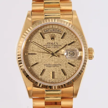 Rolex Day-Date (Oyster), 18K gull i urkasse og lenke, ø36mm, ref. 18038, snr. 8646910, urverk 0706821, cal. 3055, automatisk, boettnr. 18000, presidentlenke med kronelås, viser dato og dag, med boks, reiseetui, manual og kronometersertifikat/garantibevis (kjøpt München 29.03.1985) Kontakt Lånekontoret for frakt