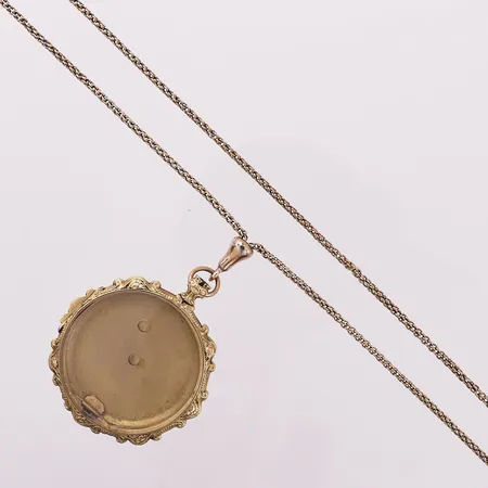 Halskjede med medaljong, lengde 40,4 cm, bredde 1,8 - 38,4 mm, innerste lokk på anheng er ikke gull, plast på framside, 14K Vekt: 25,2 g Kontakt Lånekontoret for frakt