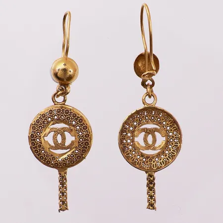 Ett par øredobber, Ø 14,8 mm, lengde 4,5 cm, bredde 2,6 mm, ikke ekte merkevare, noe skjev, 21K Vekt: 3,3 g Kontakt Lånekontoret for frakt