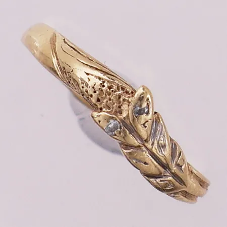 Ring, Ø 17,2 mm, bredde 2 - 4,8 mm, 18K Vekt: 2 g Kontakt Lånekontoret for frakt